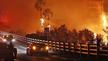 Los incendios en California obligan a estrellas de Hollywood a evacuar sus casas en Malibú