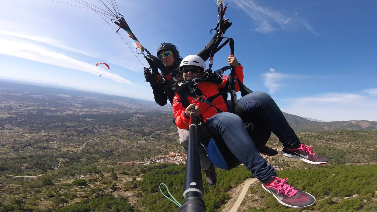 Reconocida modelo volaba en parapente, se desató el seguro y desenlazó una tragedia