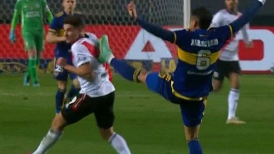 Boca-River: la criminal patada de Rojo
