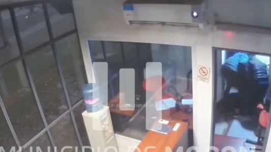Video: irrumpieron en un destacamento, golpearon a una policía y le robaron su arma reglamentaria y chaleco