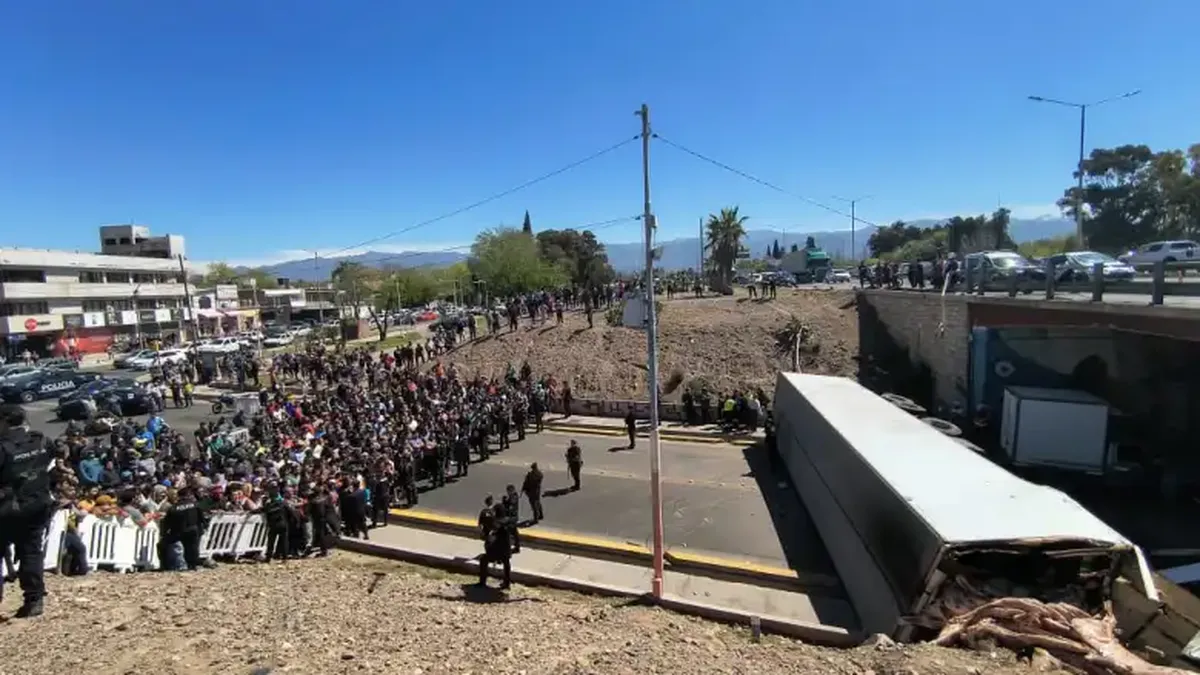 Un cordón policial se formó para resguardar la carne que terminó volcada tras el accidente. (Foto: Gentileza El Sol).