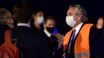 Alberto Fernández, al recibir en Ezeiza el último cargamento de un millón de vacunas de Sinopharm (Foto: Télam). Alberto Fernández, al recibir en Ezeiza el último cargamento de un millón de vacunas de Sinopharm (Foto: Télam).