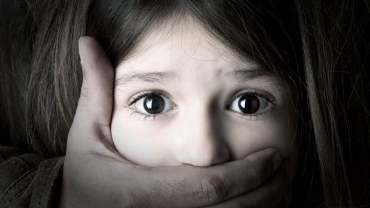 Horror: revisando el celular de su pareja encontró un video en el que abusaba a su hija de 9