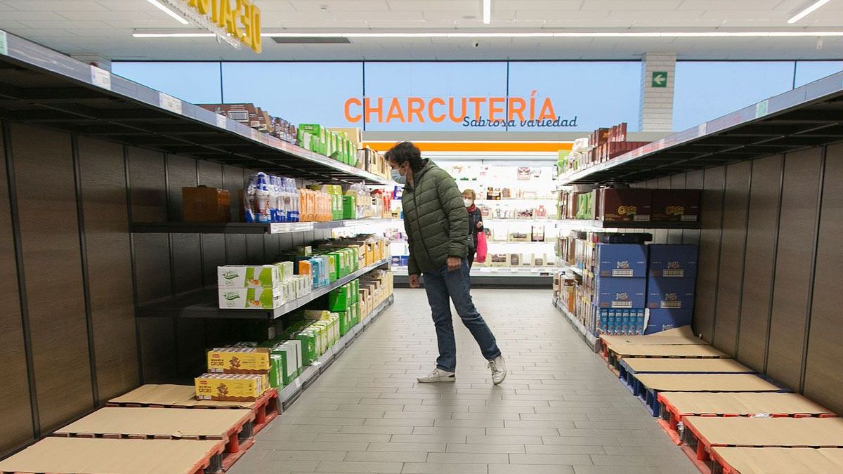 El temor al desabastecimiento de productos básicos ante la suba del combustible que paraliza al transporte (Foto: archivo)