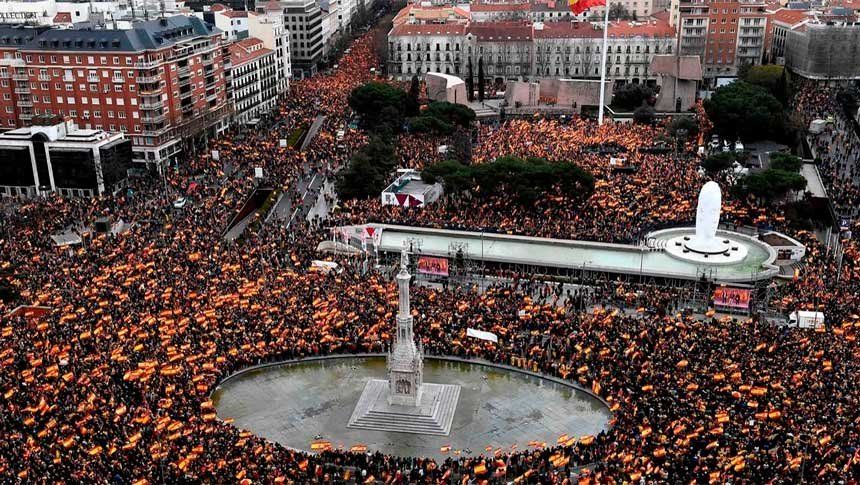 Multitudinaria marcha en España contra el presidente Pedro Sánchez: piden adelantar las elecciones