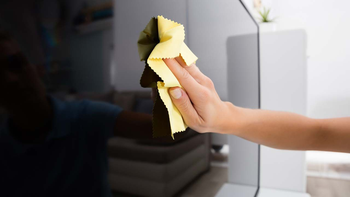 El CONSEJO CLAVE para limpiar tu SMART TV y no hacerle ningún daño