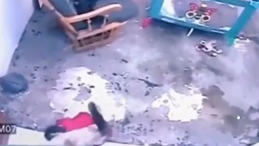 Video: El gato impide que el bebé que bajó de la cuna caiga rodando por las escaleras