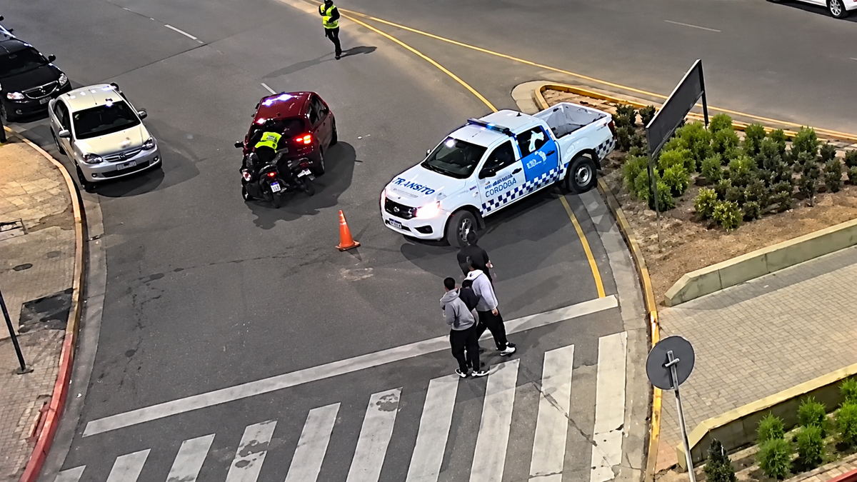 Atropelló a un inspector y lo llevó cinco cuadras sobre el capot. (Foto: captura