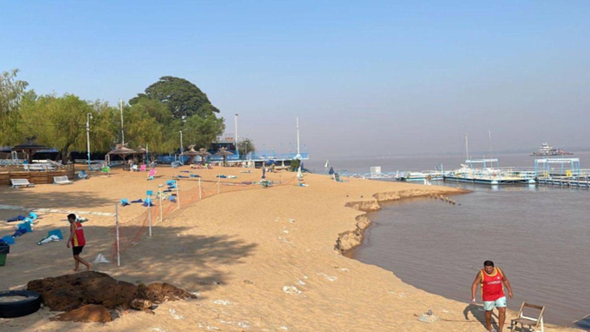Se hundió parte de la playa del Club Regatas en Corrientes. (Foto: Radio DOS)