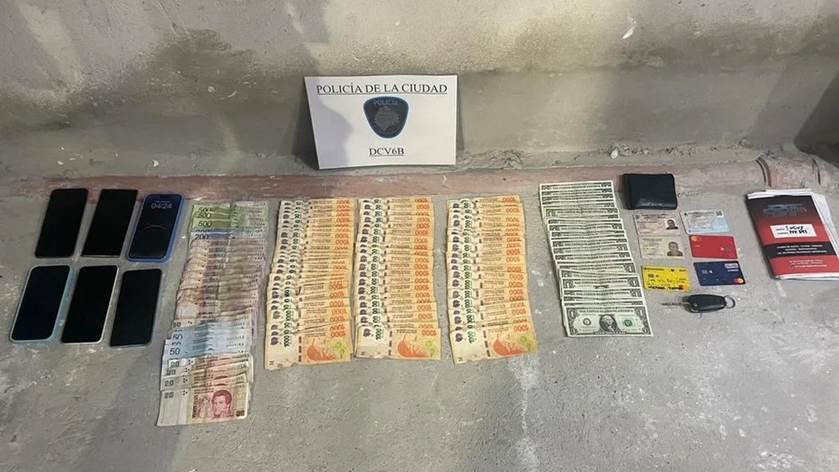 Trepó dos pisos para robar un departamento, se llevó un monopatín y lo detuvieron junto a dos cómplices