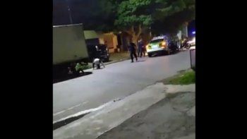 Video: un patrullero chocó a una pareja que huyó de un control policial
