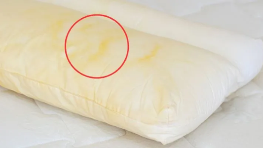 Manchas amarillas en las almohadas de los hoteles: el truco de limpieza que no falla
