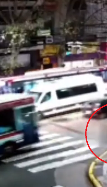 Impactante video: un colectivo atropelló a una mujer, chocó contra un semáforo y hay 14 heridos