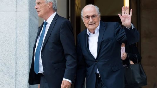 Alerta por la salud de Blatter, ex presidente de la FIFA: no pudo declarar por un dolor en el pecho