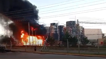 Tragedia en Pilar: un camión se incendió en una refinería, hubo explosiones y un muerto