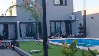 Feroz tiroteo en el allanamiento en una pool party: cayó una banda de delincuentes y hubo un muerto