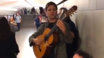 Rodrigo de la Serna sorprendió tocando junto a su banda en el subte