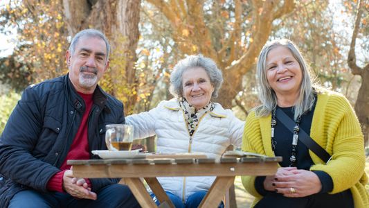 TODOS los bonos que cobrarán los JUBILADOS en abril 2024: uno por uno
