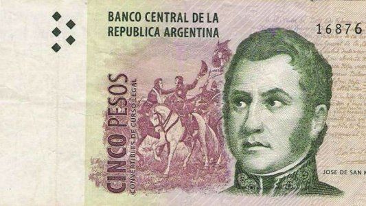 El Gobierno postergó por un mes el retiro de circulación de los billetes de 5 pesos