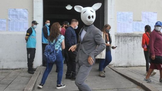 Elecciones 2021: de la cabeza de chancho hasta los personajes del Juego del Calamar, las mejores perlitas de la jornada electoral