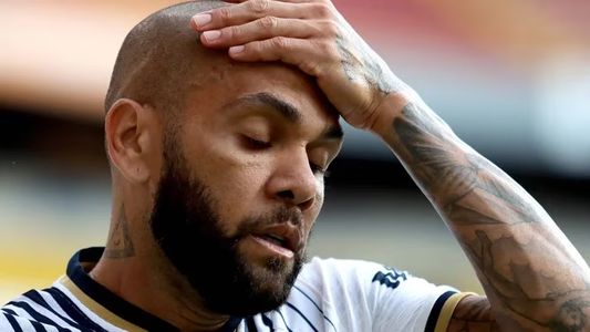 Más complicado, Dani Alves contrató al abogado de Lionel Messi