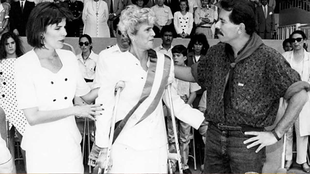  Nicaragua (1990): La presidenta Violeta Chamorro, acompañada por su hija Cristiana, con Daniel Ortega. (Foto: archivo)
