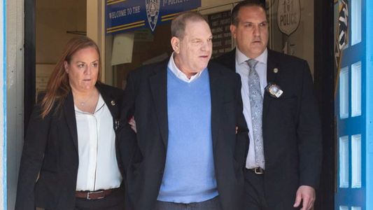 Harvey Weinstein es dejado en libertad tras pagar fianza de un millón de dólares