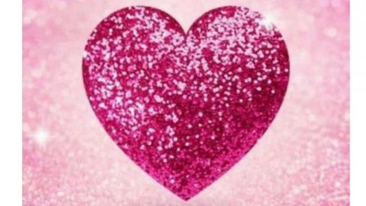 Qué significa el corazón rosa que está revolucionando los estados de WhatsApp