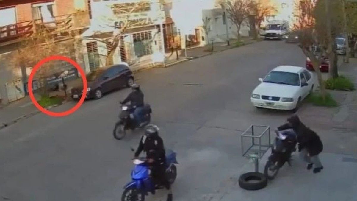 El hombre resbaló y cayó mal sobre una pierna. El hecho fue captado por una cámara de seguridad.&nbsp;