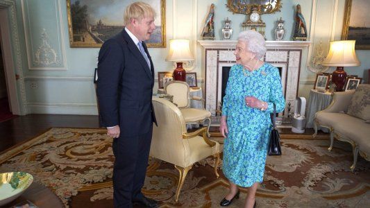 Sacudón en Europa: La Reina Isabel II aprueba el pedido de Johnson de suspender el Parlamento británico