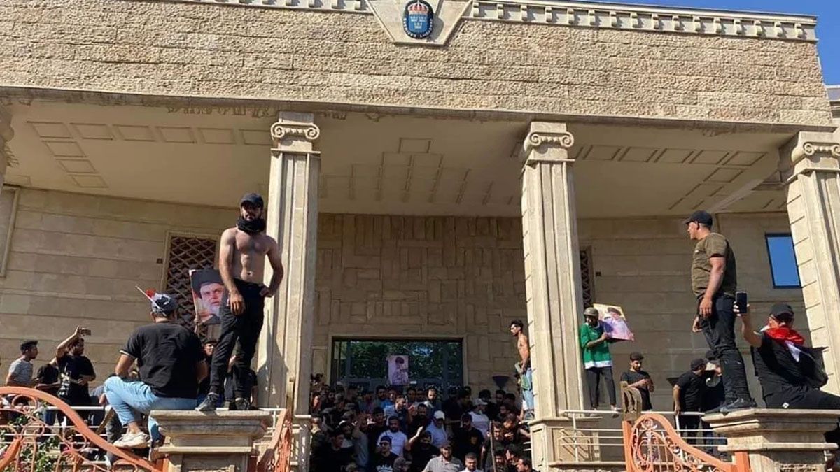Iraquíes tomaron la embajada sueca en Bagdad como represalia por la quema de un ejemplar del Corán. (Foto: Gentileza BBC)