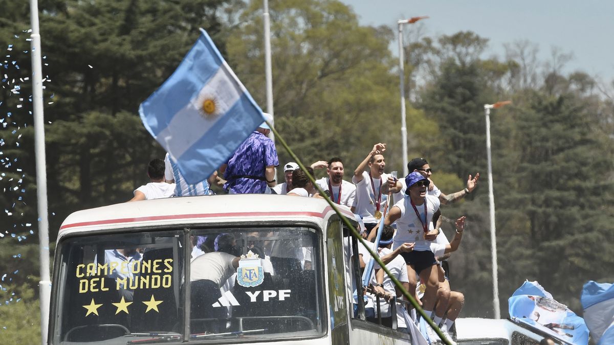 Recorrido de la caravana de la Selección Argentina: en vivo el minuto a  minuto de los jugadores con los hinchas