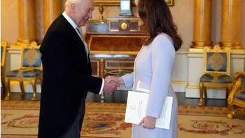 El rey Carlos III de Inglaterra elogió a Milei y expresó optimismo por la baja de la inflación en Argentina