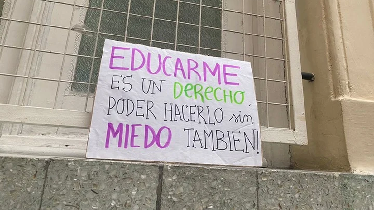 Los carteles en el frente del establecimiento