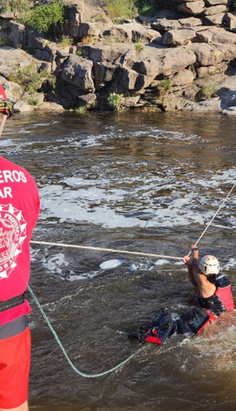 Rescataron a 20 turistas que quedaron atrapados en la crecida de un río en Mina Clavero