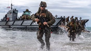 EE.UU. planea enviar 10.000 soldados adicionales e insiste con una flota para liberar el estrecho de Ormuz