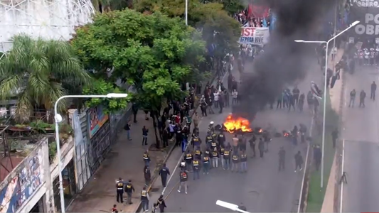 Piqueteros cortan los accesos a CABA por la baja del plan social Volver al Trabajo