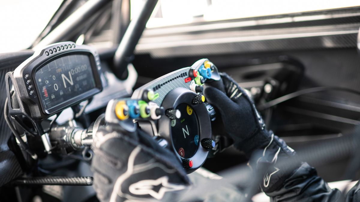 Bentley y Fanatec han desarrollado conjuntamente un volante único que se puede utilizar tanto para carreras de motor reales como virtuales. El volante fue diseñado específicamente para el automóvil de desafío Bentley Continental GT3 Pikes Peak