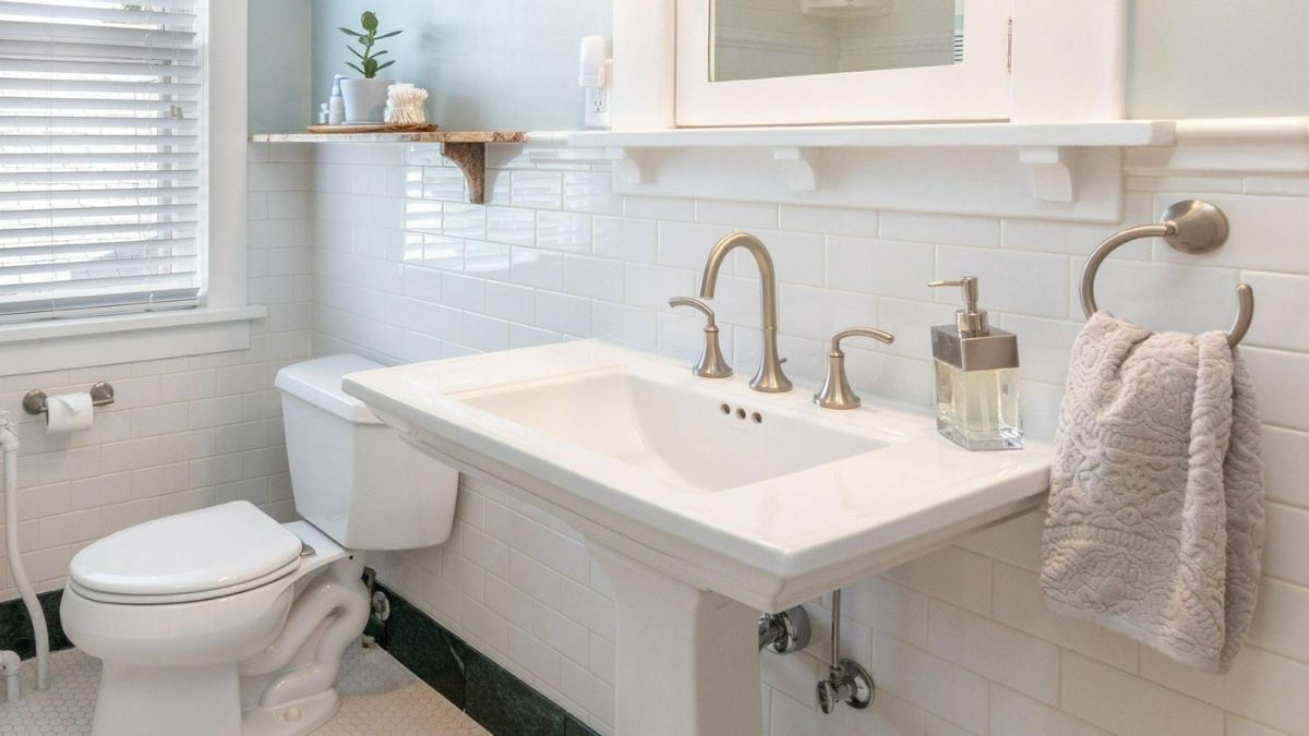 Olvidate del bicarbonato: este es el mejor truco para una limpieza natural y efectiva del baño.