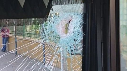 Un colectivero está en grave estado tras recibir una pedadra en la cabeza arrojada desde un puente