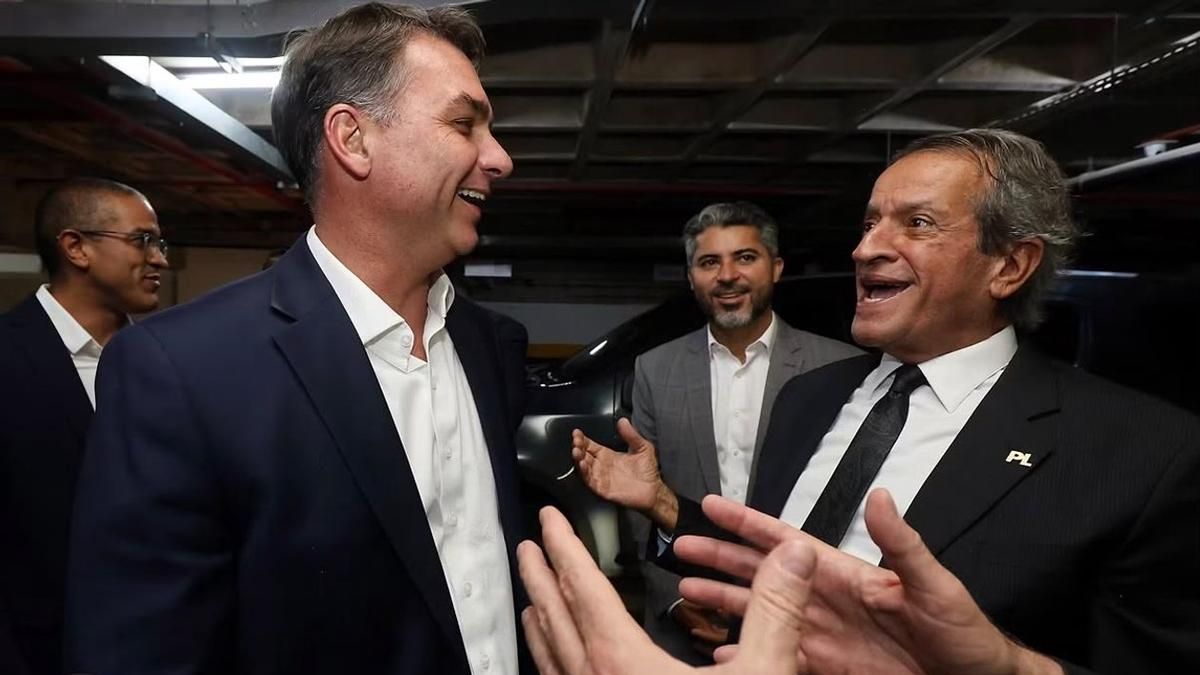 Flávio Bolsonaro con Valdemar Costa Neto, presidente del Partido Liberal. (Foto: archivo)