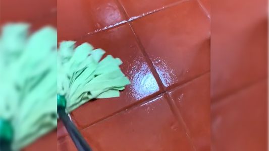 Mostró el truco definitivo para que los pisos queden limpios y brillantes con 2 cucharitas