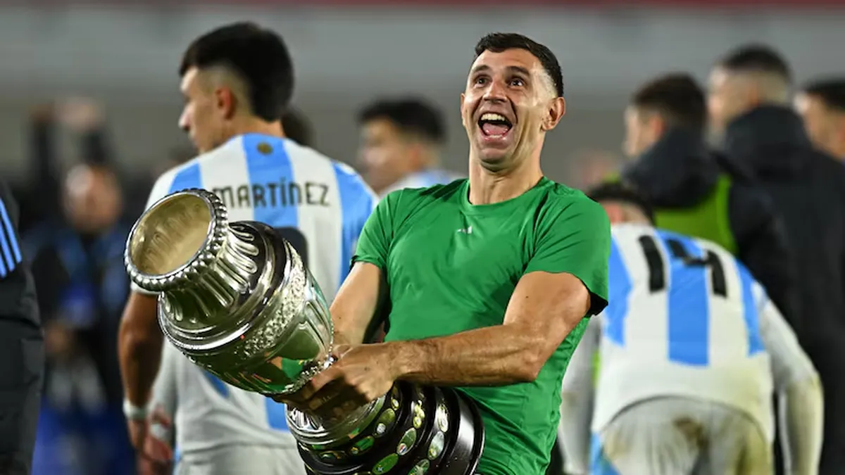 El gesto del Dibu Mart&iacute;nez con la Copa Am&eacute;rica luego de ganar contra Chile en el estadio Monumental.