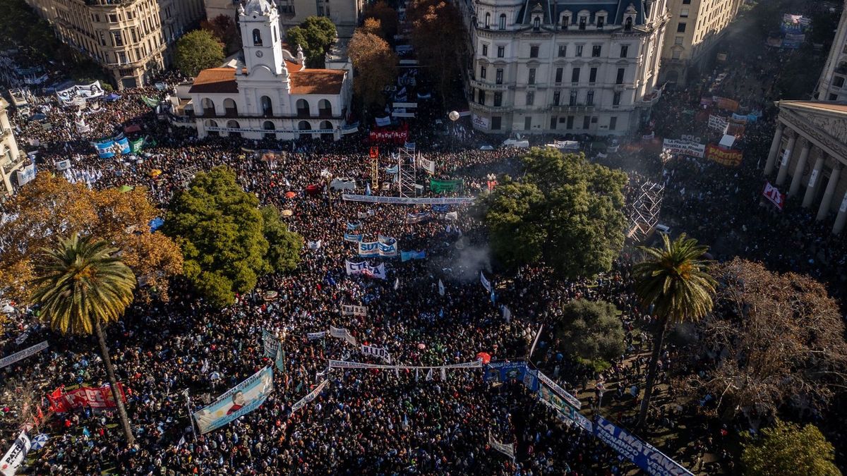 Multitudinaria marcha en Plaza de Mayo en repudio a la detención de Cristina Kirchner. Foto: Gentileza Tomás Cuesta/AFP