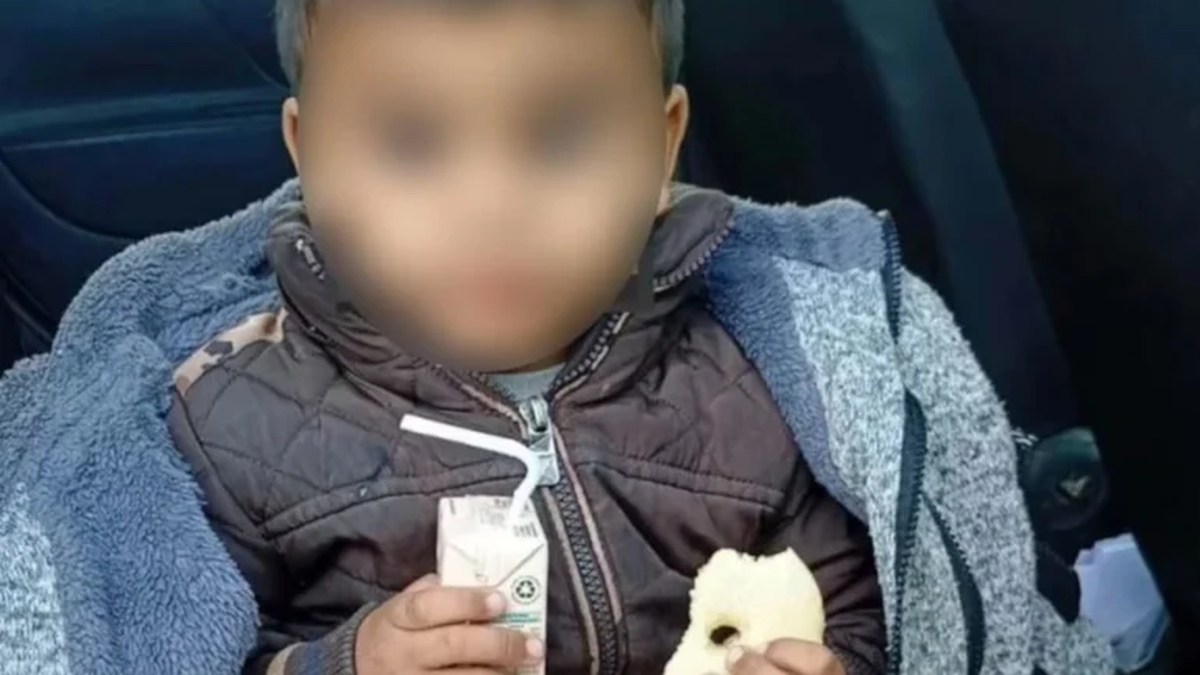 Un nene de 3 años caminaba solo