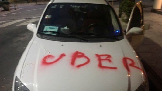 “Un taxista nos amenazó con un palo por viajar en la parte de atrás de mi auto, con mi bebé recién nacido”