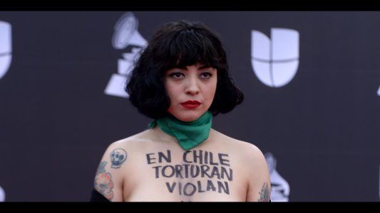 La cantante Mon Laferte se desnudó en los Latin Grammy 2019 para denunciar la represión en Chile