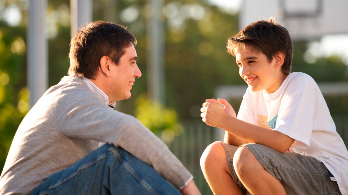 Encontrarse con uno mismo de niño en sueños puede ser el inicio de una profunda sanación emocional. Foto: Internet/Significado de los sueños.