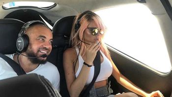 Victoria Xipolitakis muy sensual en una avioneta