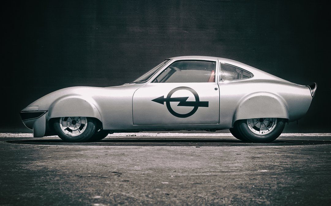 El Opel Elektro GT estaba equipado con dos motores eléctricos de CC de Bosch que juntos producían 88 kW (120 CV) de potencia continua y una potencia máxima de hasta 118 kW (160 CV). Varta proporcionó las cuatro baterías de níquel-cadmio instaladas al lado y detrás del conductor. Con 280 celdas